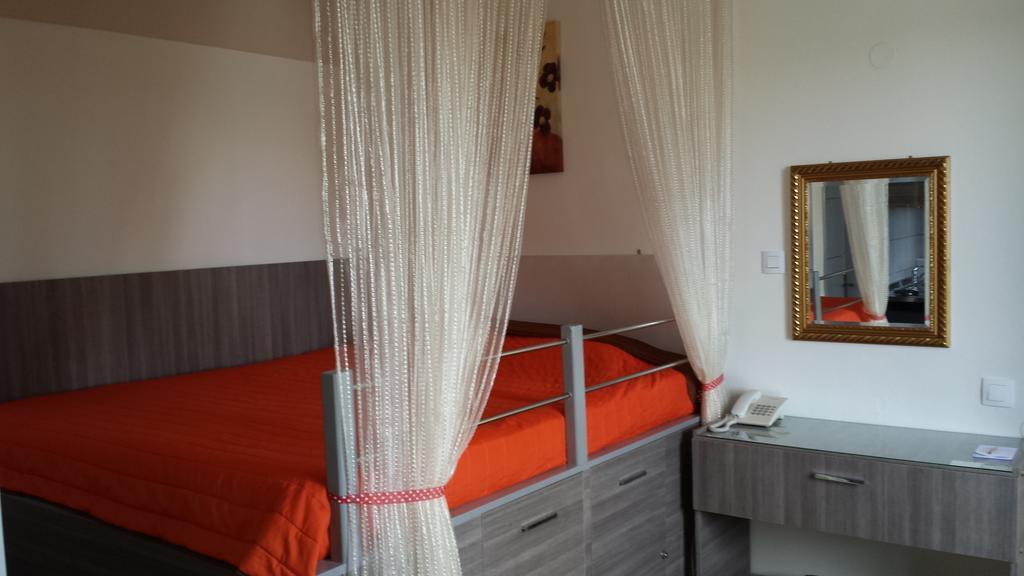 Takis Hotel Apartments Ialisos Habitación foto